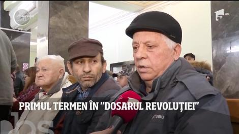 Procesul Revoluţiei a început, după 30 de ani, cu sute de victime şi urmaşi care au stat la coadă în faţa sălii de judecată