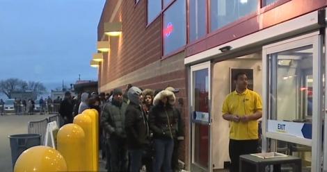 S-a dat startul celor mai mari reduceri din an! În Statele Unite oamenii s-au trezit cu noapte în cap pentru a pune mâna pe cele mai bune oferte de Black Friday