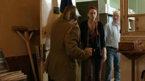 Mangalița. Nea Mihai a pus mână pe armă și e gata de război: Sunt spioni capitaliști. Vor să ne fure aurul și petrolul!