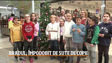 Spiritul Crăciunului s-a simţit mai devreme într-un mall din Tg. Mureş. 400 de copii au împodobit brazii cu globuri croşetate