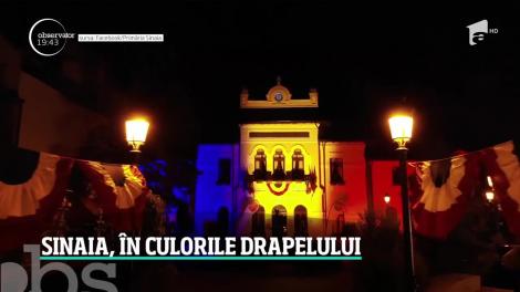 Sinaia, în culorile drapelului. Castelul Peleș, Castelul Pelișor, Corpul de Gardă, Casinoul şi Primăria arată spectaculos după lăsarea întunericului