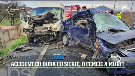 Accident cu duba cu sicrie în judeţul Hunedoara. O femeie a murit