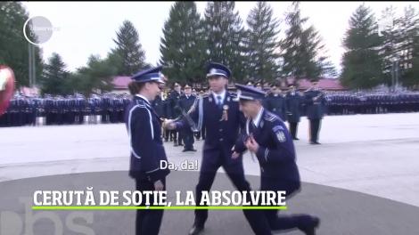 Cerere în căsătorie la festivitatea de absolvire a unei noi promoţii de poliţişti de la Şcoala din Câmpina