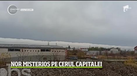 Fenomen spectaculos şi extrem de rar pe cerul Capitalei! Bucureştenii au surprins un nor uriaş, ca un val de mare