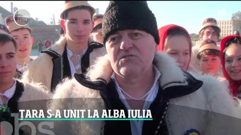 Țara s-a unit la Alba Iulia. Toate drumurile au dus spre centrul oraşului, unde oameni de toate vârstele au venit să vadă defilarea