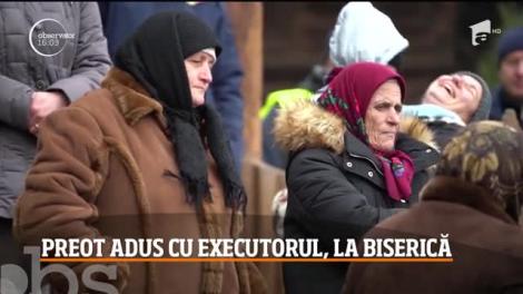 Un preot din judeţul Botoşani este respins de localnici, aşa că a fost nevoie să fie adus la biserică însoţit de un executor judecătoresc
