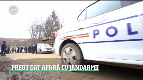Scandal monstru la uşa bisericii. Un preot  a fost dat afară cu jandarmi, bodyguarzi şi executor judecătoresc