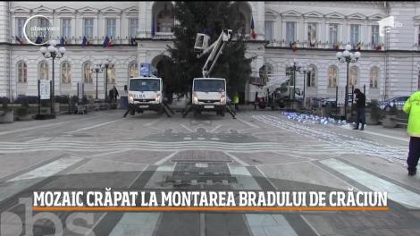 Autorităţile din Arad au reuşit să distrugă mozaicul din faţa primăriei bradului de Crăciun
