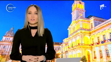 Una caldă, una rece pentru locuitorii din Arad! Autorităţile au montat un brad impunător de Crăciun, dar au distrus mozaicul istoric din oraş