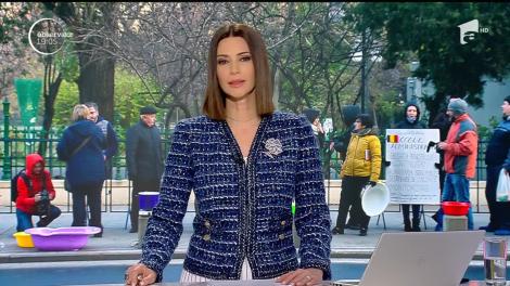 Proteste cu ligheane în faţa Primăriei Bucureşti! Lipsa apei calde și a căldurii le-a întins la maximum nervii