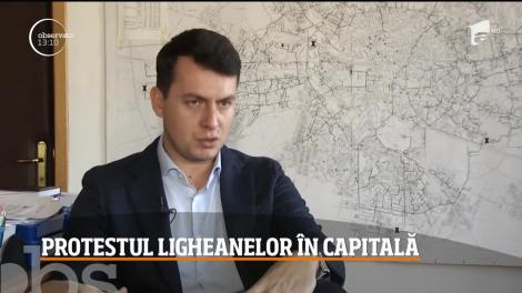 Protest pentru calorifere calde, în Bucureşti. Mai mulţi bucureşteni au scandat în faţa Primăriei Capitalei, supăraţi că de la începutul sezonului rece nu au apă caldă şi căldură în case