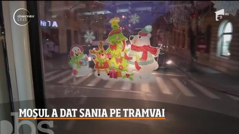 Dacă în general, Moş Crăciun are o sanie şi se foloseşte de ea pentru a ajunge în toate colţurile lumii, la Cluj-Napoca Moşul merge şi cu tramvaiul.