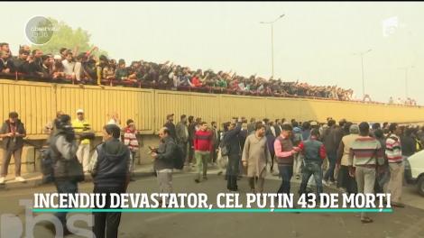 Un incendiu devastator a făcut scrum o fabrică din New Delhi! Cel puţin 43 de oameni au murit