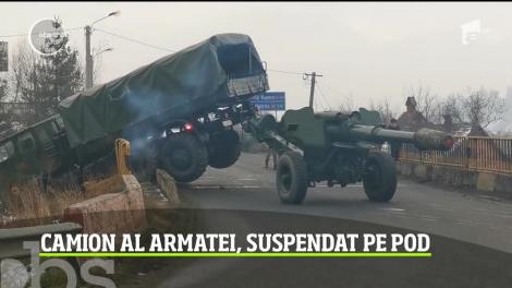 Un camion al Armatei, suspendat pe un pod din Dej