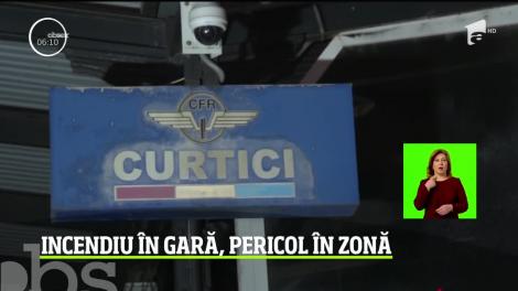 Incendiu de proporţii în Gara Curtici din judeţul Arad. Acoperişul unei clădiri de birouri şi locuinţe de serviciu a ars ca o torţă