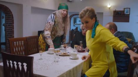 Sacrificiul, episodul 27. Mama Gela (Virginia Rogin) își împărtășește filosofia în privința spălatului: ”Fac duș decât sâmbăta, altfel se ia pielea de pe noi”