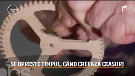 În atelierul său, un timișorean talentat sculptează ceasuri adevărate opere de artă
