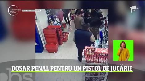 Gest nebunesc al unui client nervos! Bărbatul i-a pus pistolul la cap unui agent de pază. Ce se întâmplă, acum, cu agresorul