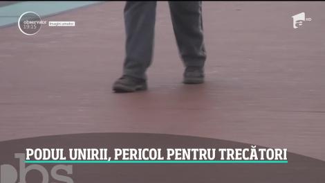 Un pod din Alba Iulia este puntea suspinelor pentru pietoni, în plină iarnă. Oamenii dau proba de echilibristică atunci când îl travesează