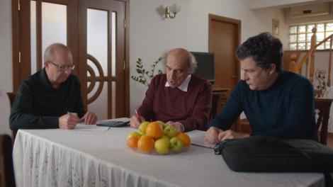 Sacrificiul, episodul 28. Leo (Marian Râlea) și Laviniu (Mihai Călin) decid să plece din țară. Reacția Narcisei (Doinița Oancea): Tu vrei să mă lași?