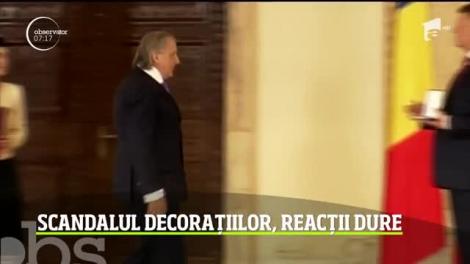 Scandal şi replici dure după decizia preşedintelui ţării de a retrage decoraţiile persoanelor cu condamnări penale