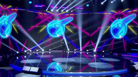 VIDEO: Alex Șerban a avut un număr stand up comedy de senzație pe scena de la iUmor! „Jumate de viața le-am purtat forțat, acum le port de nevoie”