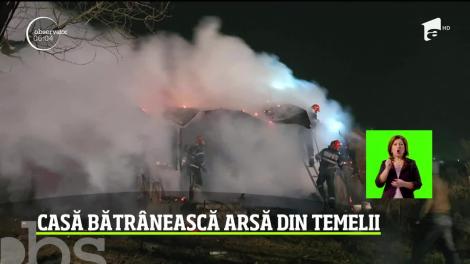 Incendiu de proporții! O casă bătrânească a ars din temelii, în Suceava