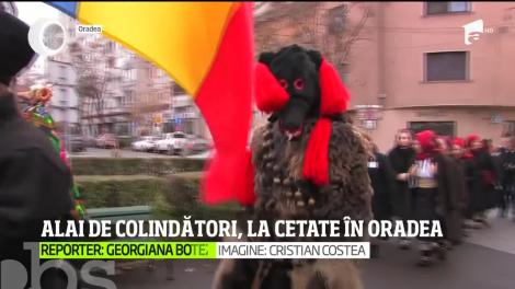 Colindele răsună peste tot prin ţară. Urătorii merg pe străzi şi vestesc Naşterea Domnului