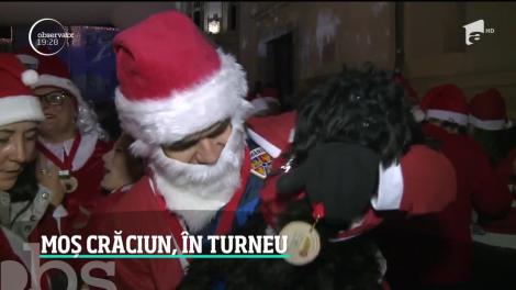 Moş Crăciun şi-a făcut deja apariţia prin mai multe oraşe ale ţării. A fost văzut în caleaşcă, la Târgovişte