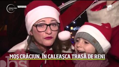 Moş Crăciun şi-a făcut apariţia în România. Caleașca sa trasă de reni a atras privirile copiilor din Târgoviște