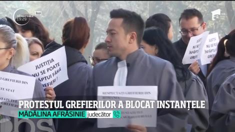 6.000 de grefieri au oprit lucrul şi au ieşit în stradă