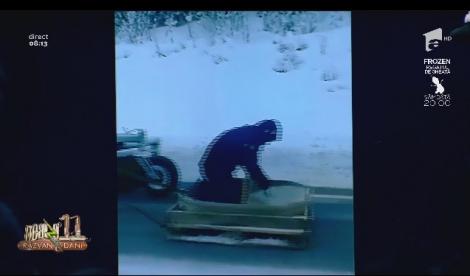Tractor+ săniuță+ om = deszăpezire bio! „N-au avut oamenii ultilaj, așa că au luat un băiețaș de la ei din ogradă”