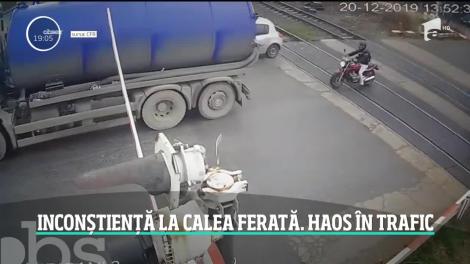 Haosul a cuprins nordul Capitalei, după ce un şofer a forţat şi a rupt o barieră, la o trecere de cale ferată