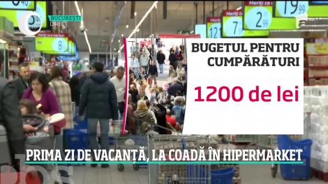 Prima zi de vacanță, la coadă în hipermarket