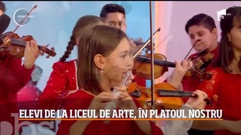 Primiți cu colindul? Echipa Observator 12, surprinsă, în direct, de elevii Colegiul Național de Arte „Dinu Lipatti” din București!