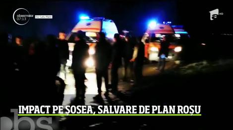 Intervenţie de plan roşu pentru salvatorii din Satu Mare. Trei autoturisme s-au ciocnit violent