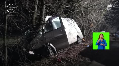 Tragedie în judeţul Neamţ. Un microbuz s-a izbit de un copac de pe marginea drumului