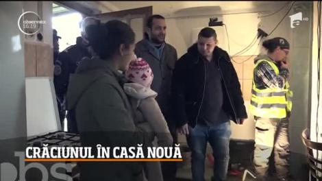 O fetiţă care abia a împlinit un an are parte de primul ei brad de Crăciun, într-o casă nouă!