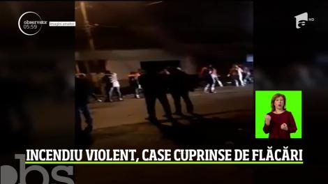 Panică într-o localitate din Caraş-Severin, după ce un incendiu violent a cuprins patru case