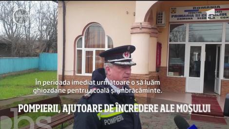 Pompierii, ajutoarele de încredere ale Moșului