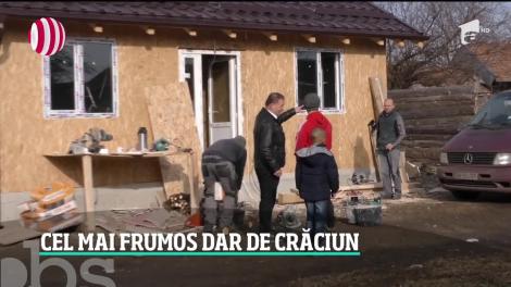 Doi tineri abia căsătoriţi au împlinit visul unor copii de a avea o casă. Le-au oferit acestora darul de nuntă