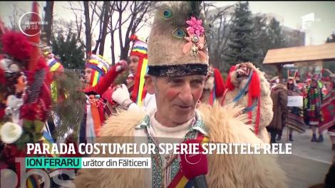 Parada costumelor din Suceava sperie spiretele rele. Festivalul adună datini din mai multe zone