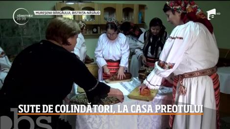 Alai de sute de colindători la casa unui preot dintr-o localitate din Bistriţa-Năsăud