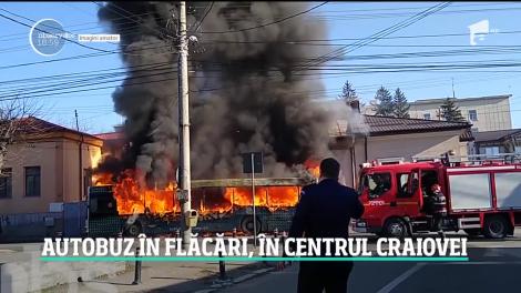 Flăcări uriaşe au făcut scrum un autobuz de pasageri, în centrul oraşului Craiova