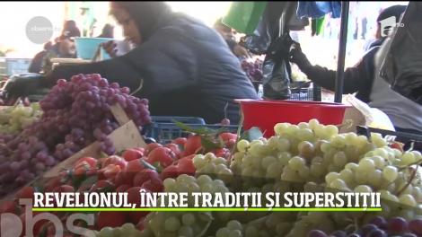 Revelionul, între tradiții și superstiții! Purtaţi culoarea roşie la miezul nopţii, ţineţi bani în buzunar și mâncaţi struguri și pește