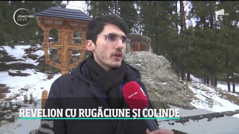 Sute de tineri au ales să petreacă seara dintre ani la Mănăstirea Putna
