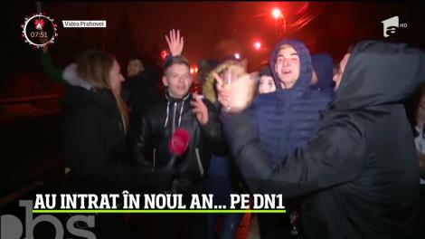 Românii au sărbătorit revelionul în trafic, pe Valea Prahovei! Tinerii s-au distrat în mașini