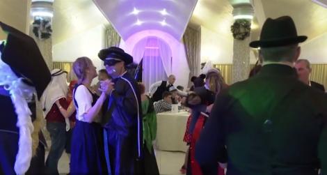 După ce au dat jos costumele de baie, turiștii s-au deghizat pentru carnavalul de la Băile Felix