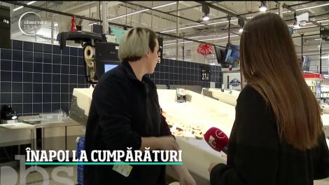 Românii au început anul în cozi la supermarketuri. Au cumpărat fructe, legume şi peşte