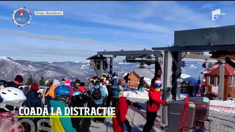 A doua zi din an i-a prins pe mii de români din nou, la cozi. Nu doar în trafic ci şi la baza pârtiilor în staţiunile supra-aglomerate